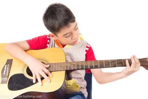 弹吉他很厉害的小男孩-弹吉他的那个小男孩叫什么