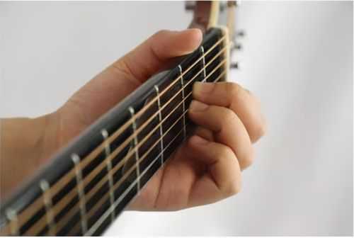 为什么弹吉他左手抽筋痛_为什么弹吉他左手特别疼