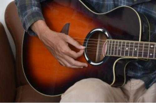 什么吉他弹的手不痛不灵活_哪种吉他弹起来手不疼