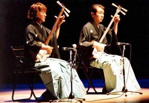 日本三个弹吉他乐队叫什么（日本弹三弦）