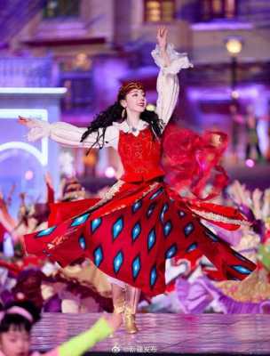 新疆女孩跳舞画面太漂亮了 新疆美女弹钢琴图片大全