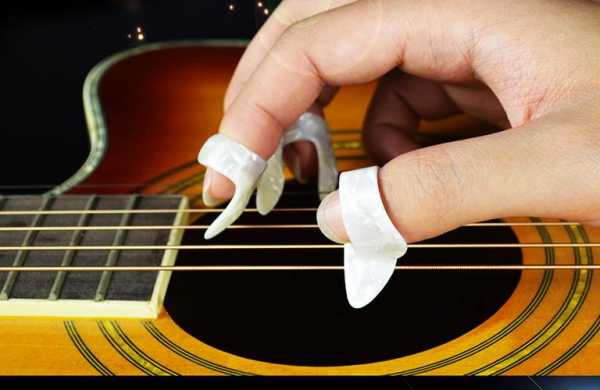  弹吉他时用什么指套好看「弹吉他时用什么指套好看一点」