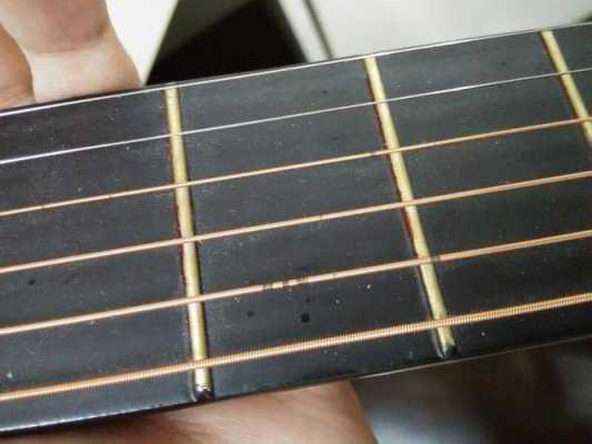 吉他弦上黑黑的是生锈了吗 吉他琴弦上有竖线是什么-图3